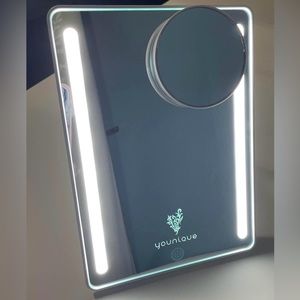 Younique LED Lighted Makeup Mirror BNIB (I had 2 & I’m selling the 1 never used)